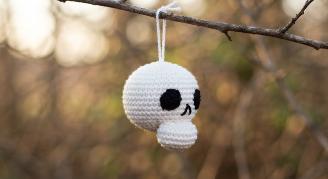 Skull Ornament crochet amigurumi close up